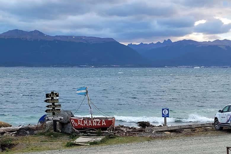 Excursión a Puerto Almanza y la laguna Victoria + Comida en el Canal Beagle