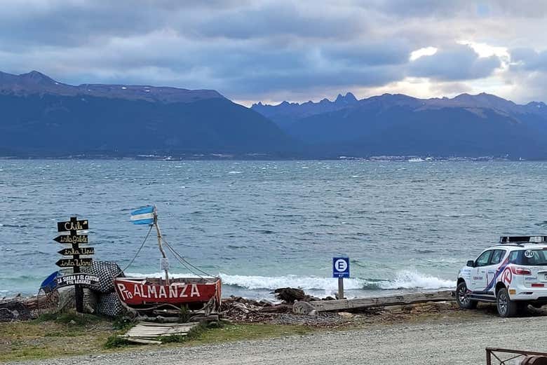 Excursión a Puerto Almanza + Paseo con raquetas y moto de nieve