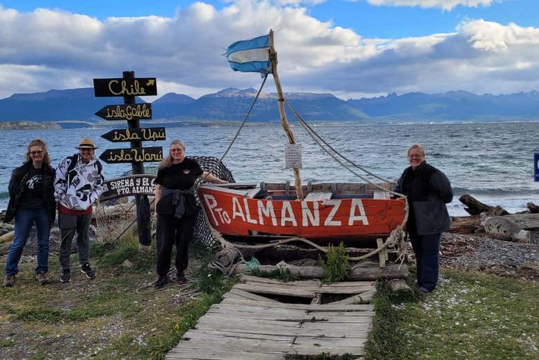 Excursión a Puerto Almanza + Paseo con raquetas y moto de nieve