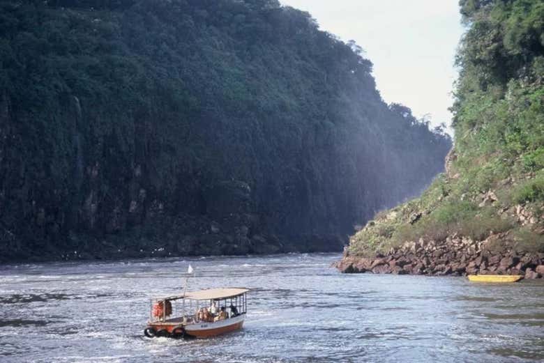 Paseo en barco por los ríos Paraná e Iguazú