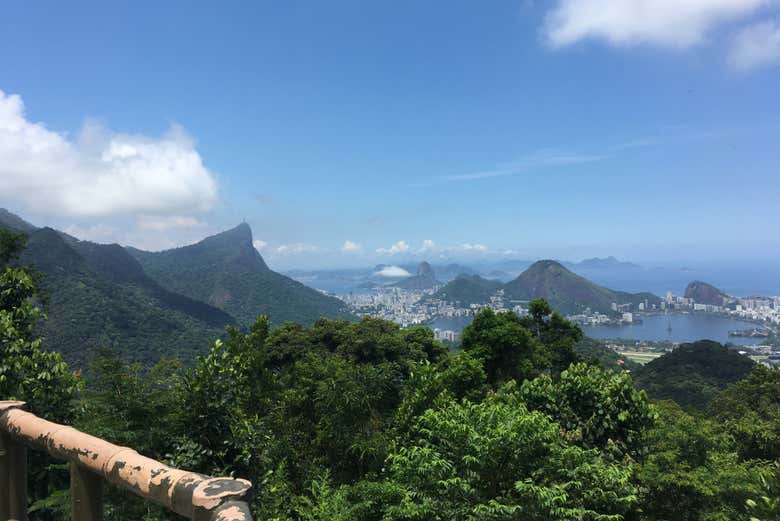 Senderismo por las cuevas y cascadas del Parque Nacional de Tijuca