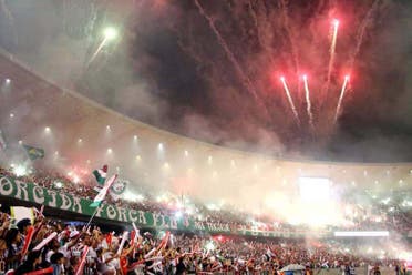 Partido de ftbol en Ro de Janeiro con gua local
