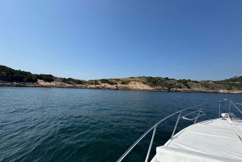 Paseo en barco por las islas Cagarras + Playa Vermelha