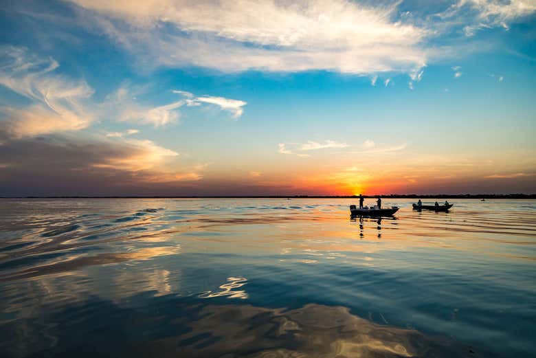 Paseo en catamarán al atardecer
