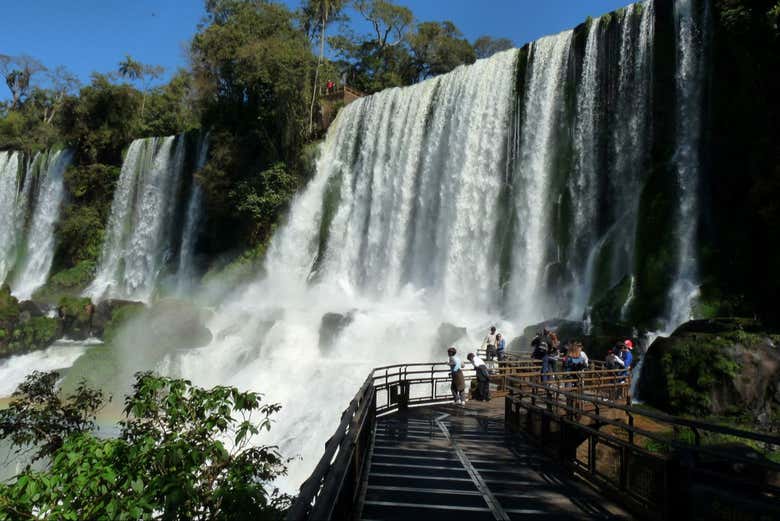 Lado argentino de las Cataratas de Iguazú + Hito de las Tres Fronteras