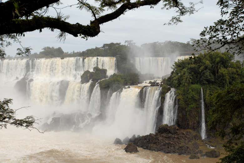 Lado argentino de las Cataratas de Iguazú + Hito de las Tres Fronteras