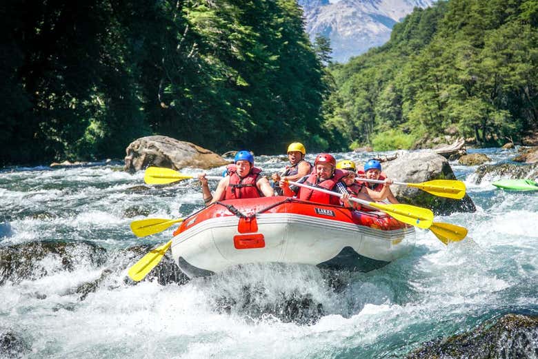 Rafting en la zona fronteriza del río Manso