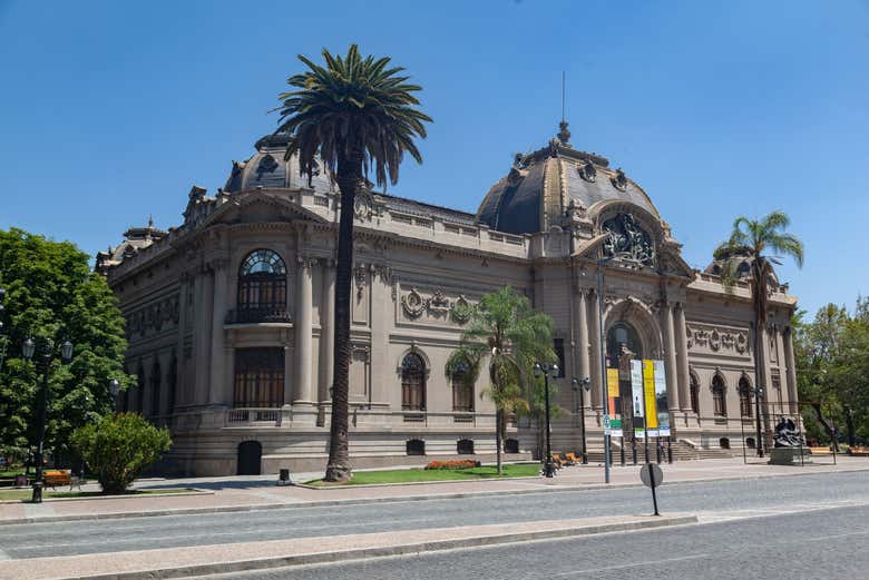 Free tour por el exterior de los museos y palacios de Santiago