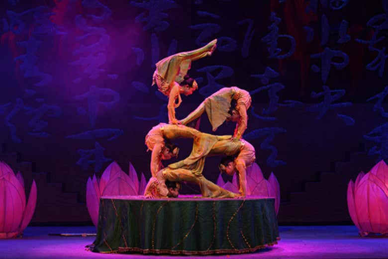 Espectáculo acrobático en el Red Theatre