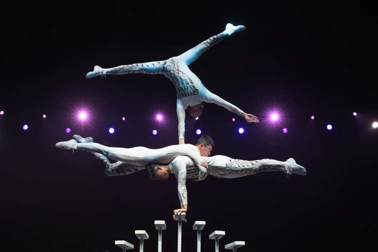 Espectáculo acrobático en el Red Theatre