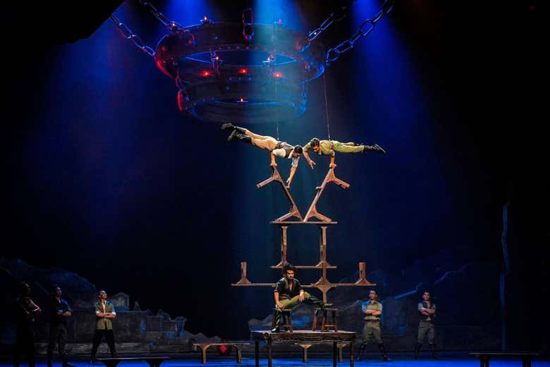 Espectáculo acrobático en el Red Theatre