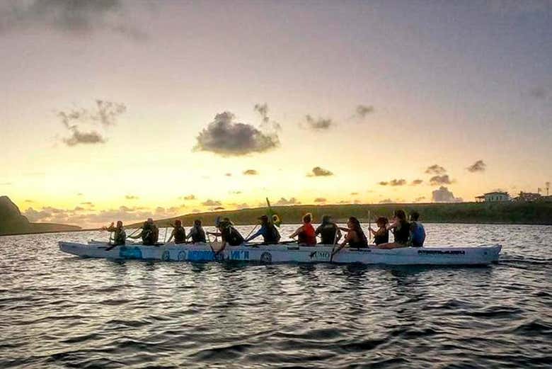 Paseo en canoa polinesia por la bahía de Todos los Santos