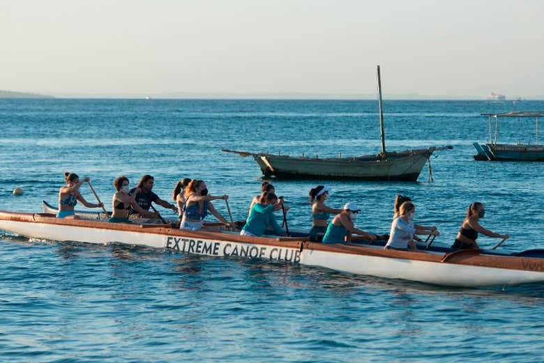 Paseo en canoa polinesia por la bahía de Todos los Santos