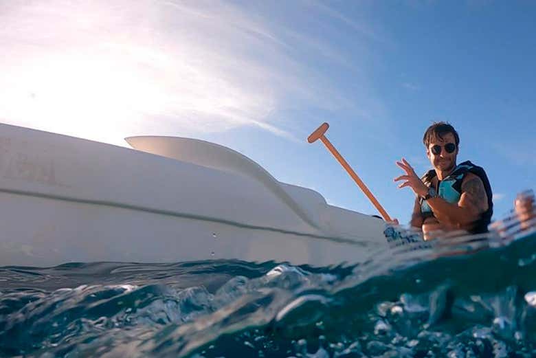 Paseo en canoa polinesia por la bahía de Todos los Santos