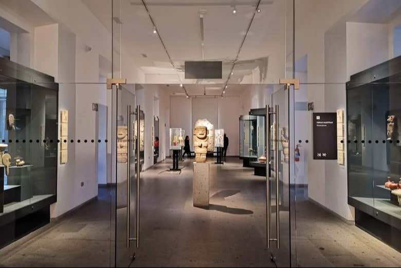 Tour por el Museo de Arte Precolombino y el Museo Histórico Nacional