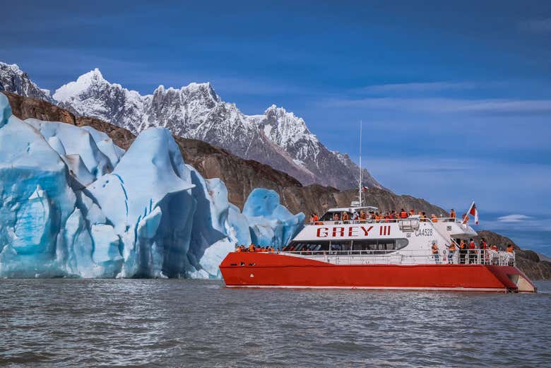Excursión a Torres del Paine + Paseo en barco por el lago Grey