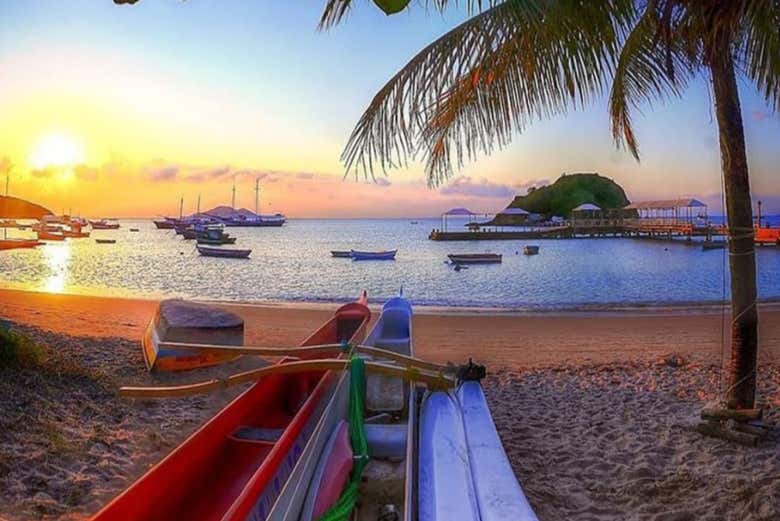 Paseo en canoa polinesia por Búzios