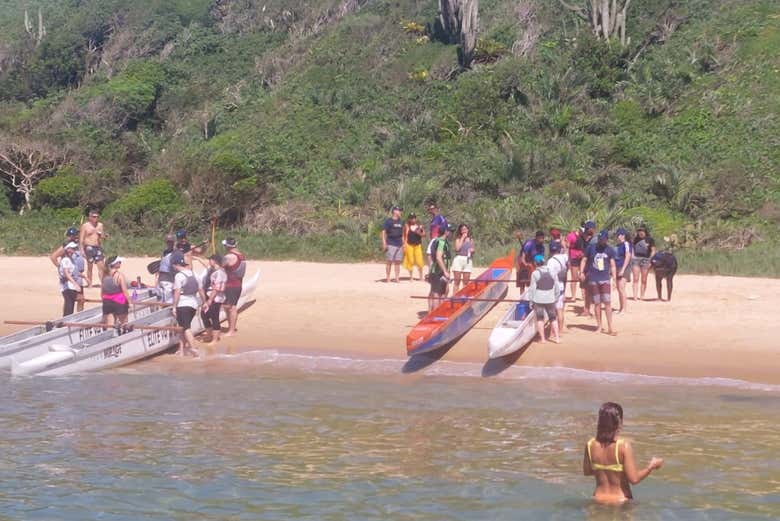 Paseo en canoa polinesia por Búzios