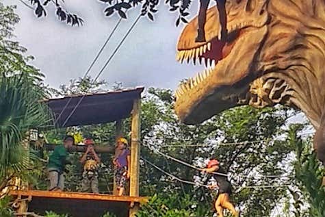 Entrada al parque Dino Adventure