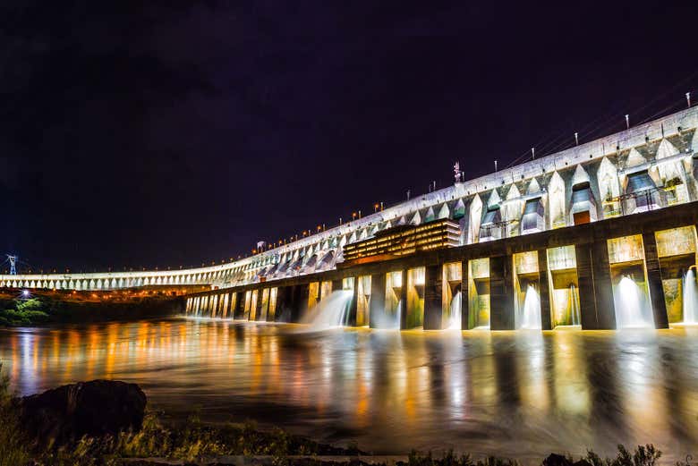 Espectáculo de luz y sonido en la represa de Itaipú