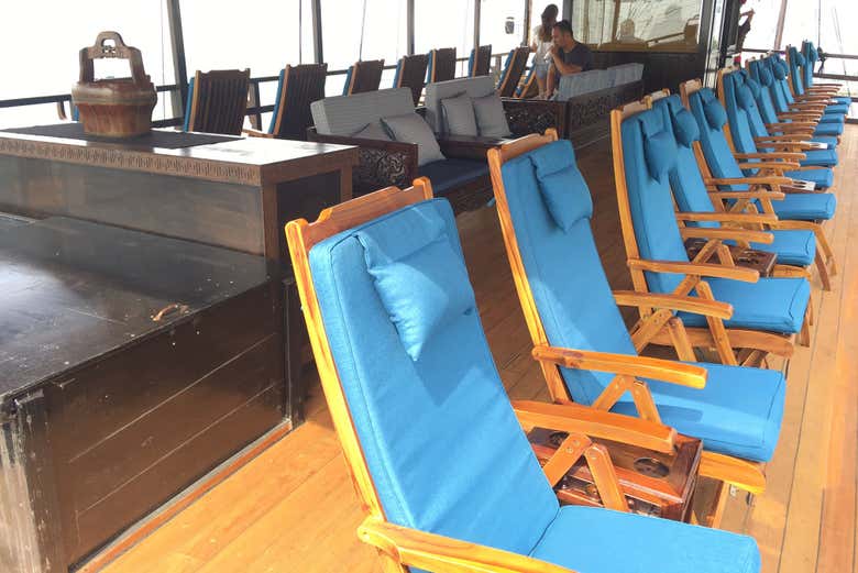 Crucero nocturno por la bahía Victoria en barco tradicional