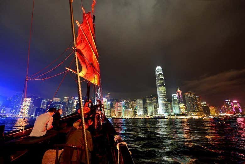 Crucero nocturno por la bahía Victoria en barco tradicional