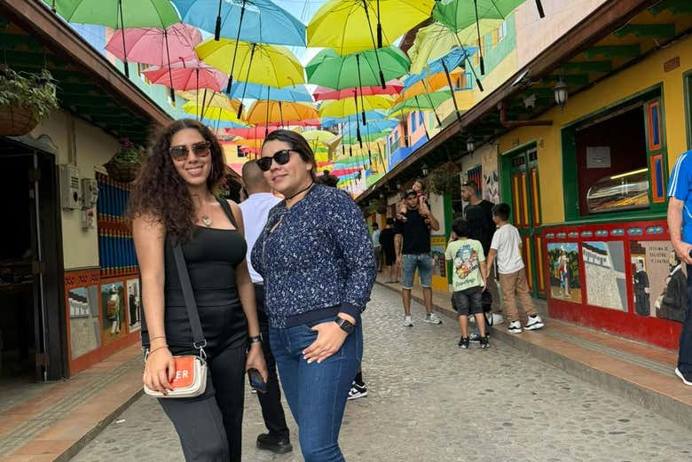 Excursión a Guatapé en chiva + Visita a la hacienda La Manuela