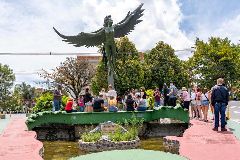 Excursión a Guatapé en chiva + Visita a la hacienda La Manuela