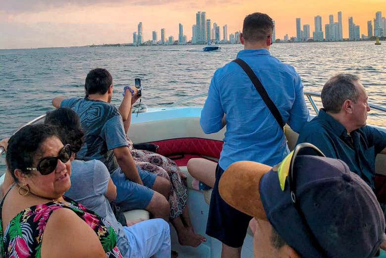 Paseo en barco al atardecer + Entrada a una discoteca