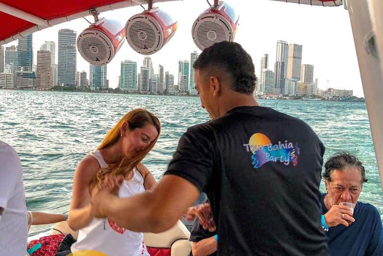 Paseo en barco al atardecer + Entrada a una discoteca