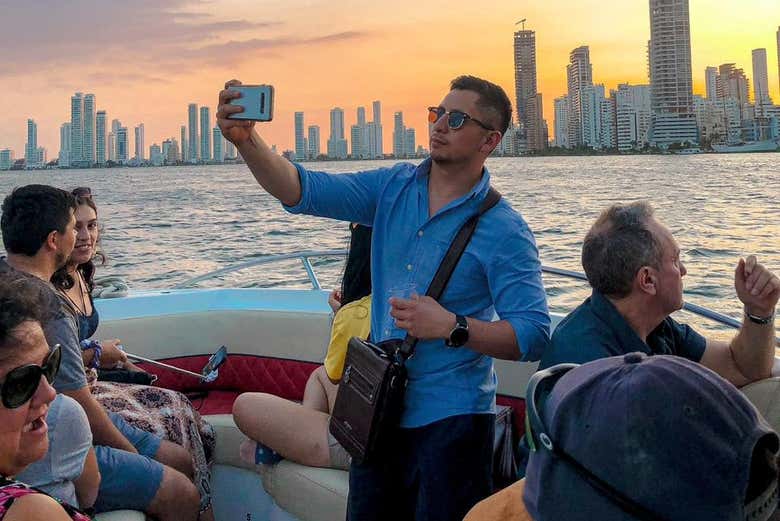 Paseo en barco al atardecer + Entrada a una discoteca