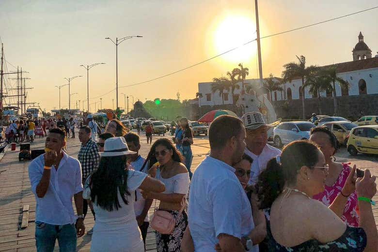 Paseo en barco al atardecer + Entrada a una discoteca