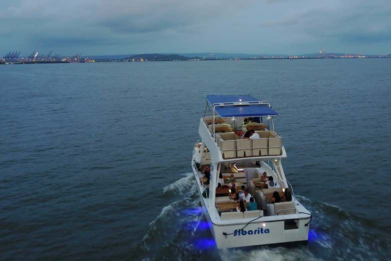 Paseo en barco al atardecer