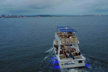 Paseo en barco al atardecer