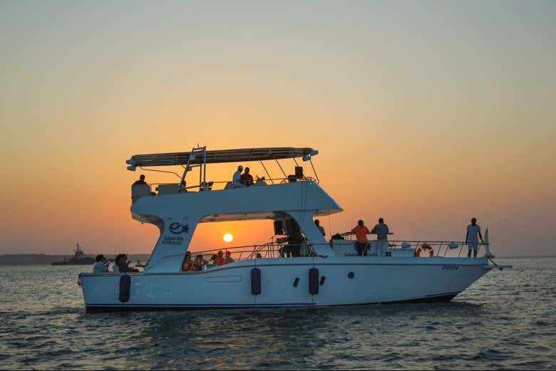 Paseo en barco al atardecer