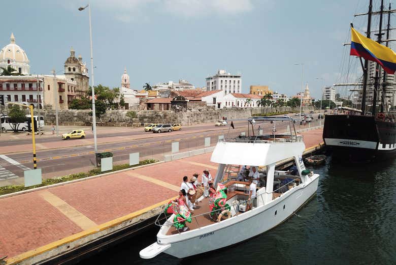 Paseo en barco al atardecer