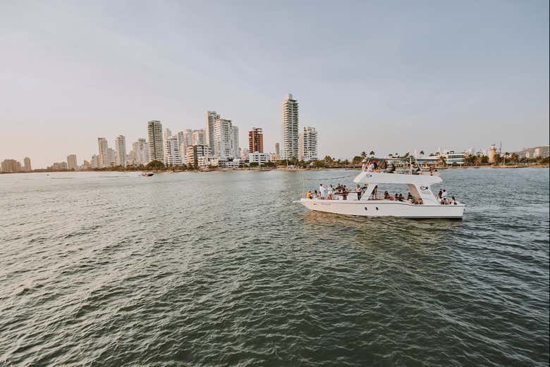 Paseo en barco al atardecer