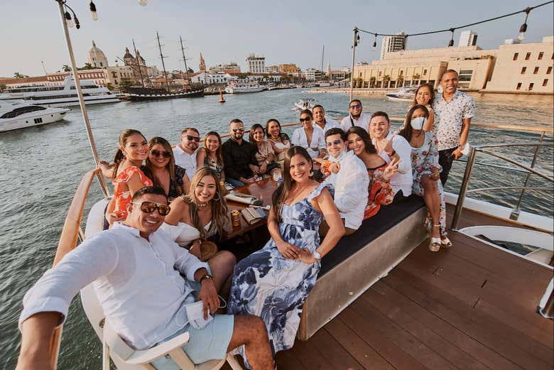 Paseo en barco VIP al atardecer