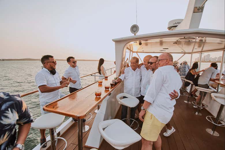 Paseo en barco VIP al atardecer