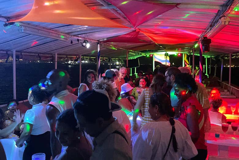 Paseo en barco con espectáculo y cena por Cartagena