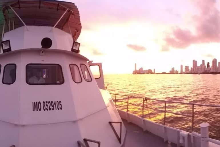 Paseo en barco con espectáculo y cena por Cartagena
