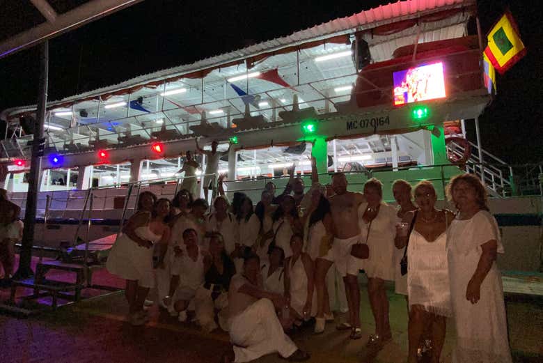 Paseo en barco con espectáculo y cena por Cartagena