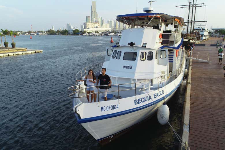 Paseo en barco con espectáculo y cena por Cartagena