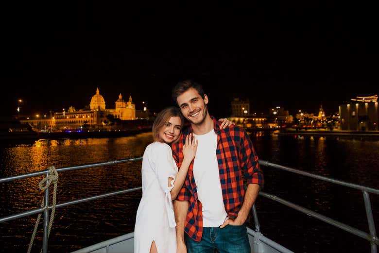Paseo en barco con espectáculo y cena por Cartagena