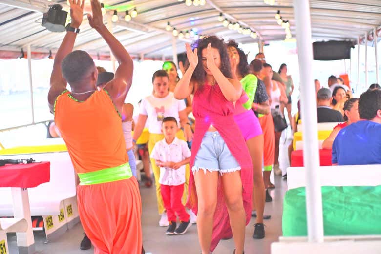 Paseo en barco con espectáculo y cena por Cartagena