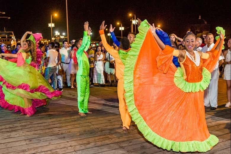 Paseo en barco con espectáculo y cena por Cartagena