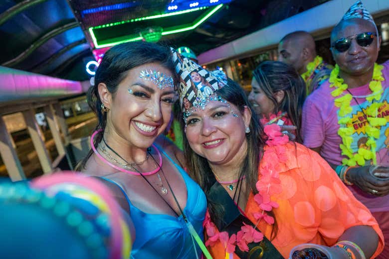 Tour en chiva rumbera por Cartagena + Fiesta en una discoteca