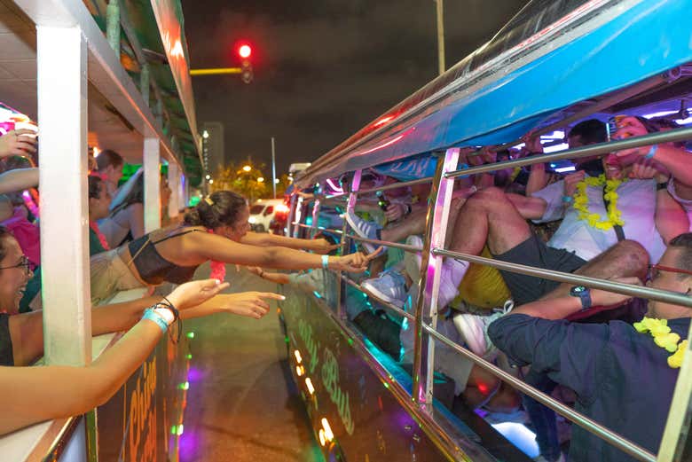 Tour en chiva rumbera por Cartagena + Fiesta en una discoteca