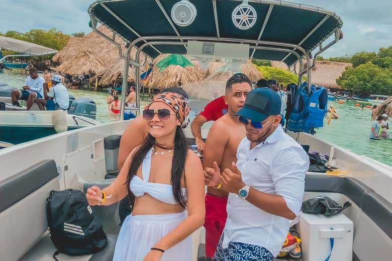 Fiesta en barco por la Isla Cholón