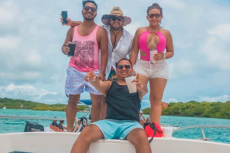 Fiesta en barco por la Isla Cholón
